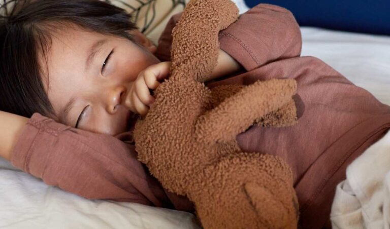 how to help my autistic child sleep